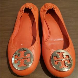 Tory Burch Reva Gold logo in Tiger Lily